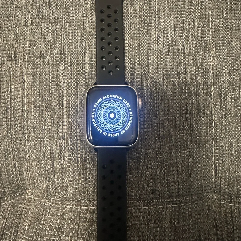 Apple SE Watch with trendy Black Band and Silver Case - GPS + cellular
